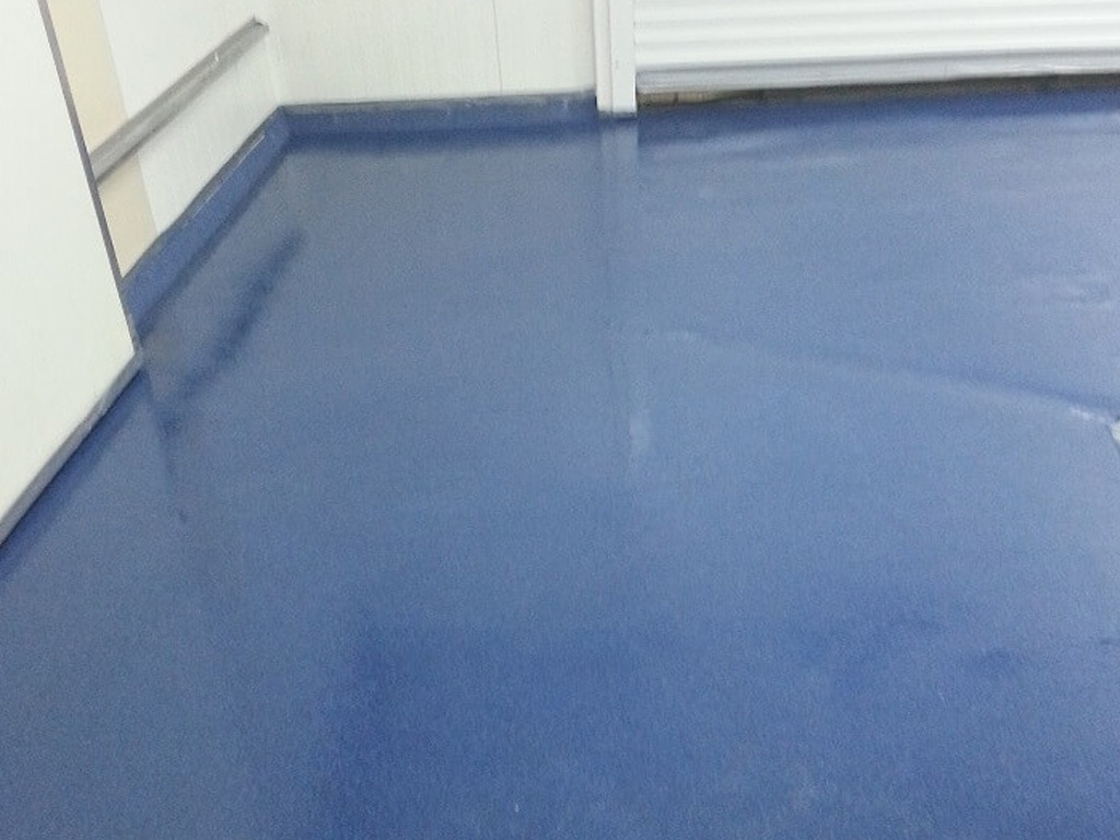 Laying a resin floor