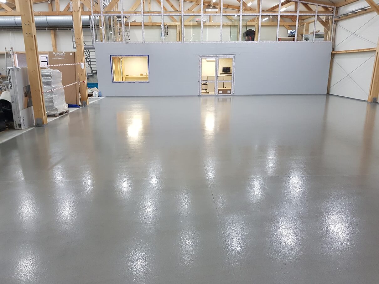 Laying a resin floor