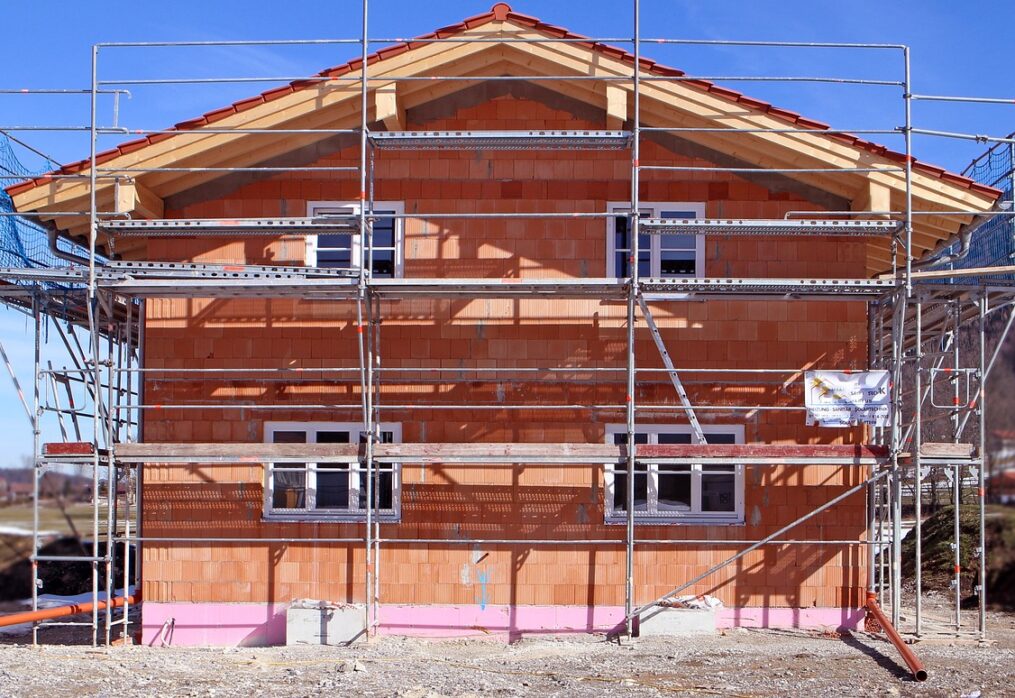 Co się bardziej opłaca – budowa domu czy zakup na rynku?